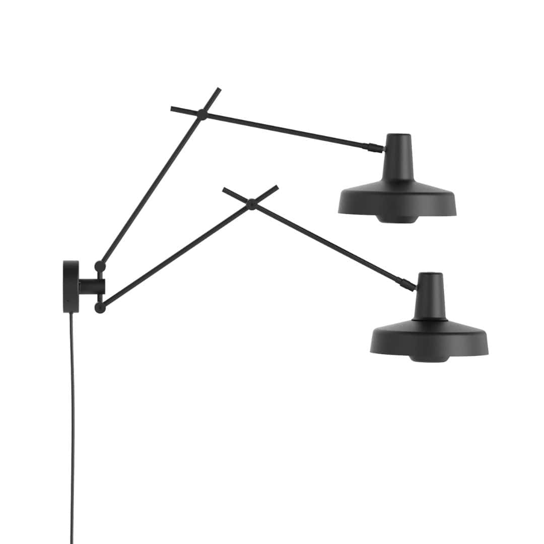Se Arigato Double Væglampe Sort - Grupa Products hos Luxlight.dk