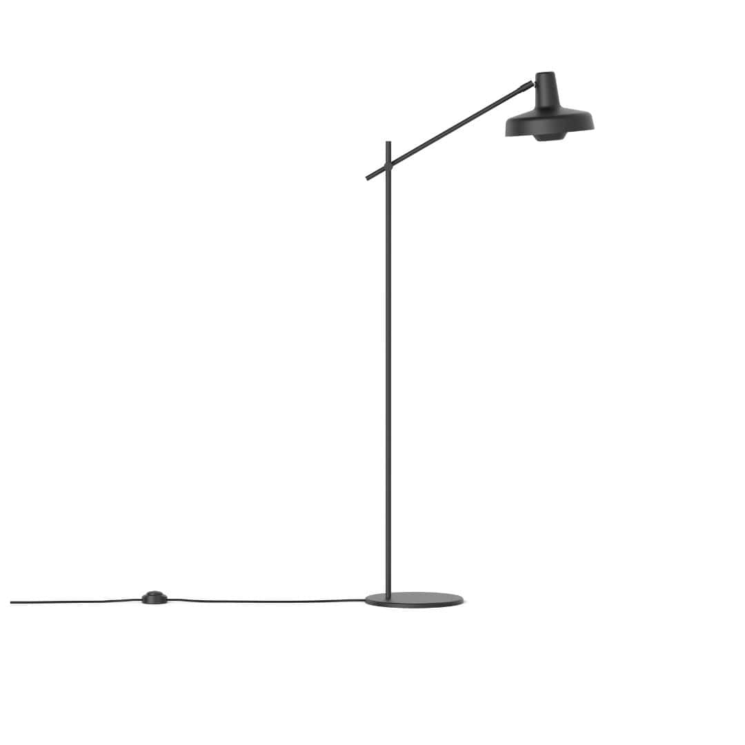 Se Arigato Gulvlampe Kort Arm Sort - Grupa Products hos Luxlight.dk