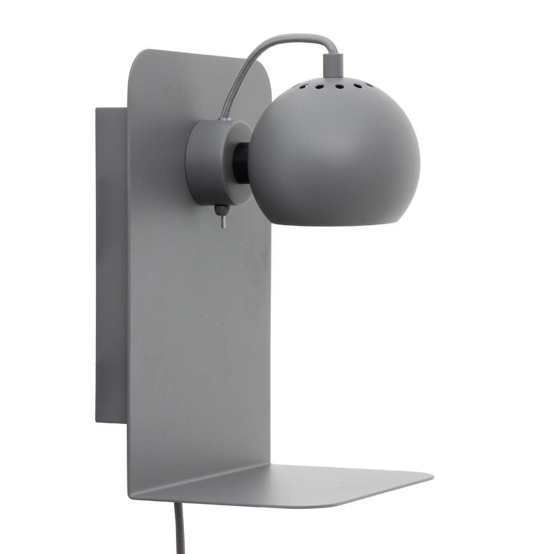 Ball Væglampe m. Hylde + USB-opladning - Mat lys grå - Frandsen