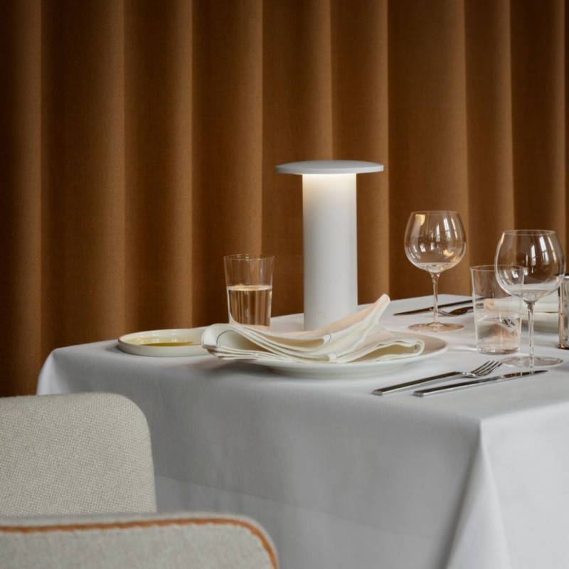 SolaePortablebordlampeHvidFritzHansen-01