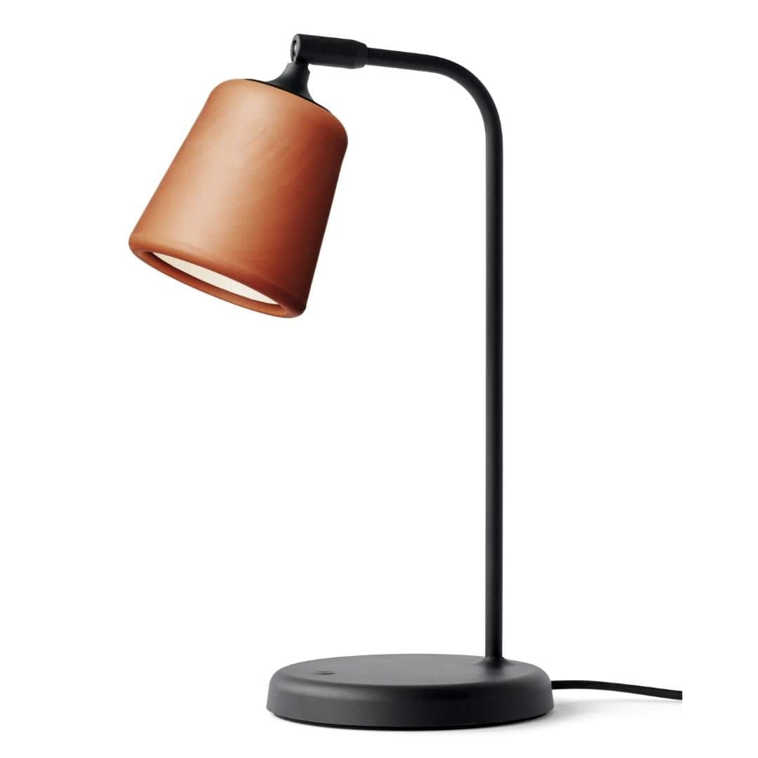 Se Material Bordlampe Terracotta - New Works hos Luxlight.dk