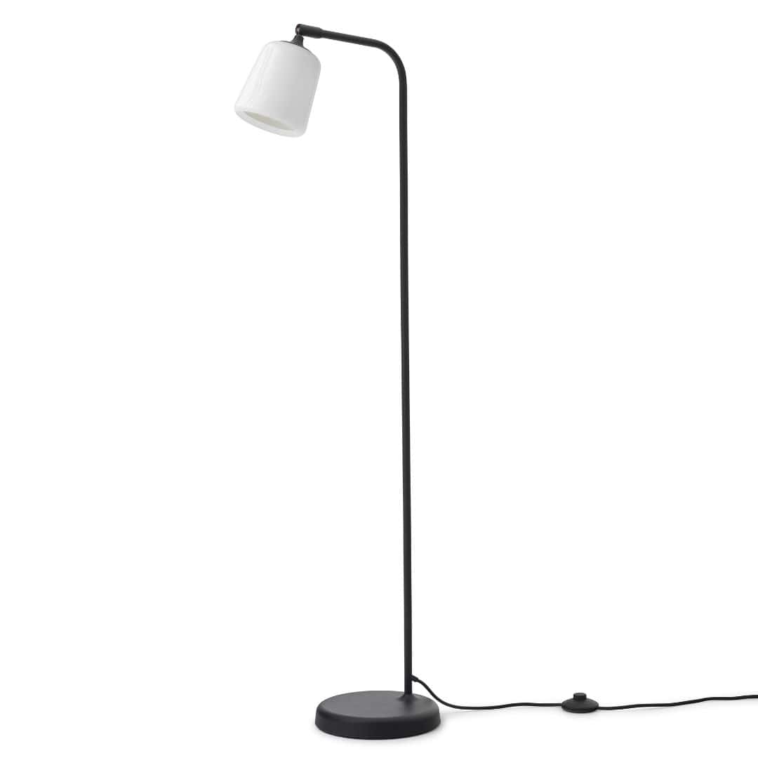 Se Material Gulvlampe Hvid Opalglas m. Sort Base - New Works hos Luxlight.dk