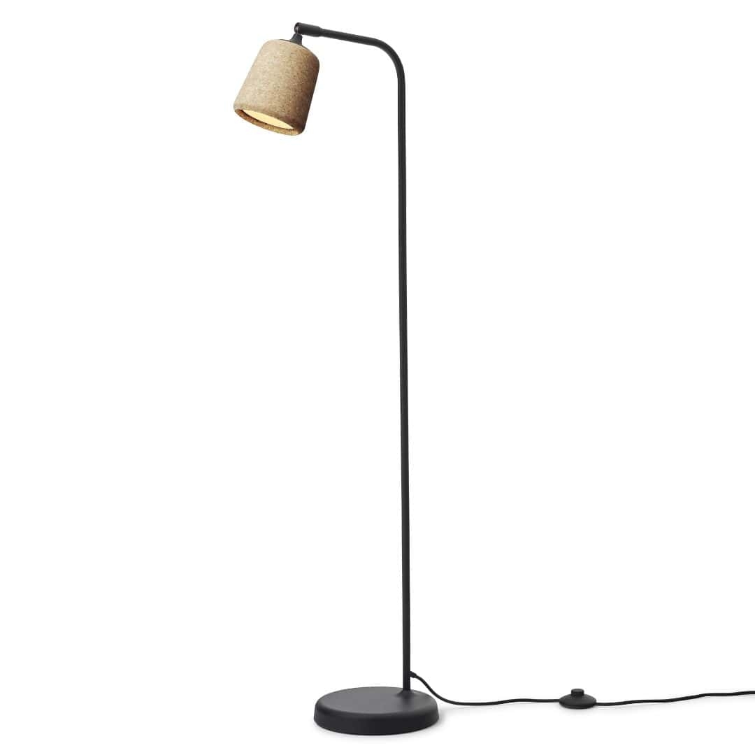 9: Material Gulvlampe Naturlig Cork m. Sort Base - New Works