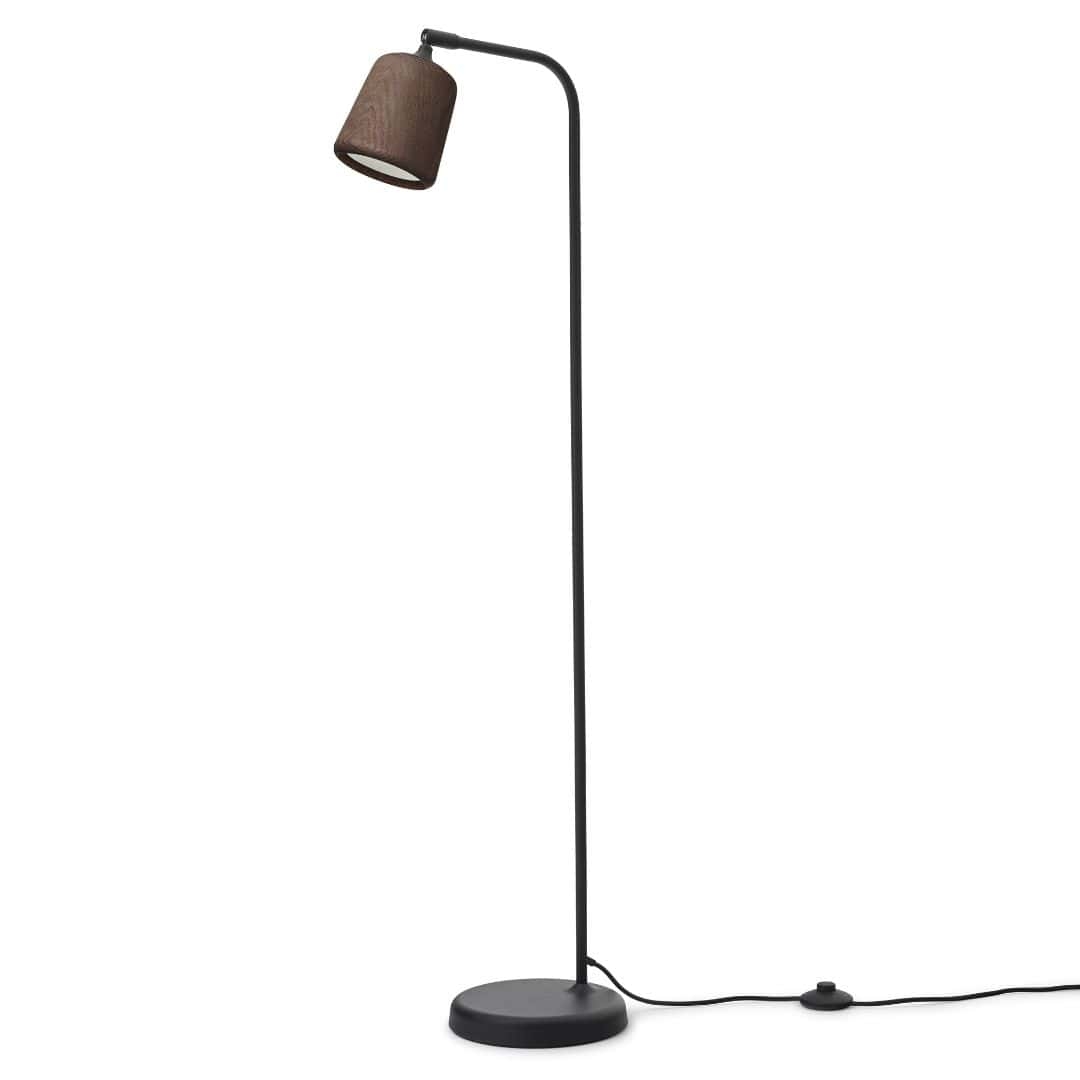 Se Material Gulvlampe Røget Eg m. Sort Base - New Works hos Luxlight.dk